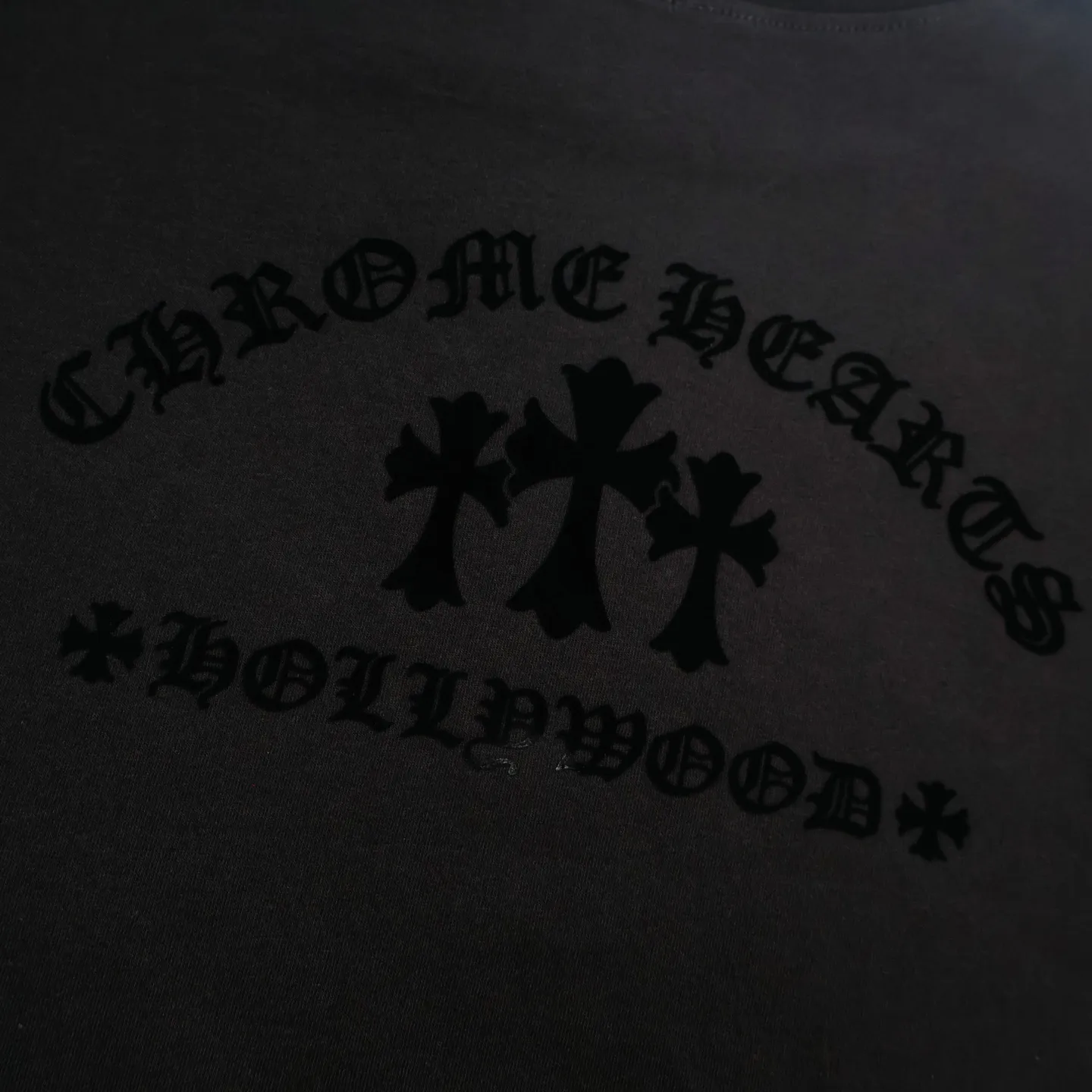 🅿️340 [Exclusive supply] CH Crow heart flocked cross long-sleeved T-shirt (black) The original version was purchased and developed for 10949, a popular item in early autumn. The fabric is lightly brushed cotton 180g fabric. The upper body is super skin-friendly and soft. Original cowhide main label wash mark. Silver thread anti-counterfeiting laser. Purchased the original version and developed it 1:1 restoration. The flocking print is consistent with the original version. They are all black and cyan (green light), not the ordinary black fake version on the market. The collar threads are also dyed in the same vat. Size:S-M-L-XL